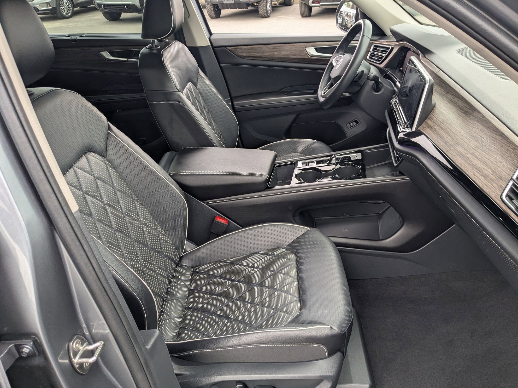 Used 2024 Volkswagen Atlas SEL Premium R-Line AWD/4WD image 32