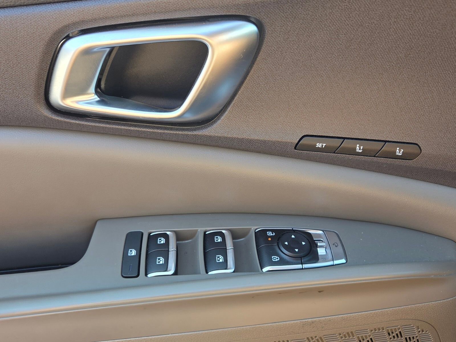 Used 2025 Kia Carnival EX image 33