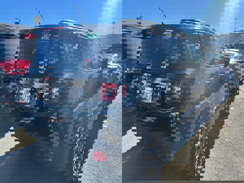 Used 2017 Jeep Renegade Latitude image 2