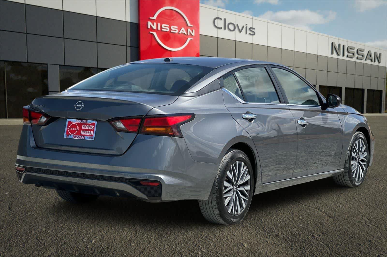 Used 2025 Nissan Altima 2.5 SV FWD image 3