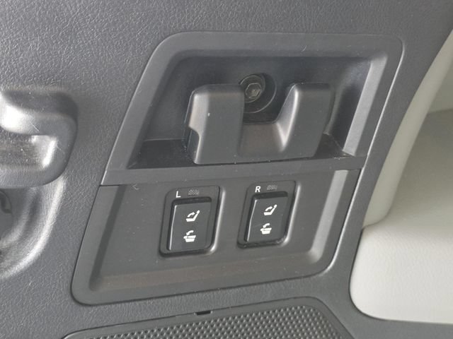 Used 2016 Toyota Sequoia Limited w/ Safety & Convenience Package RWD image 14