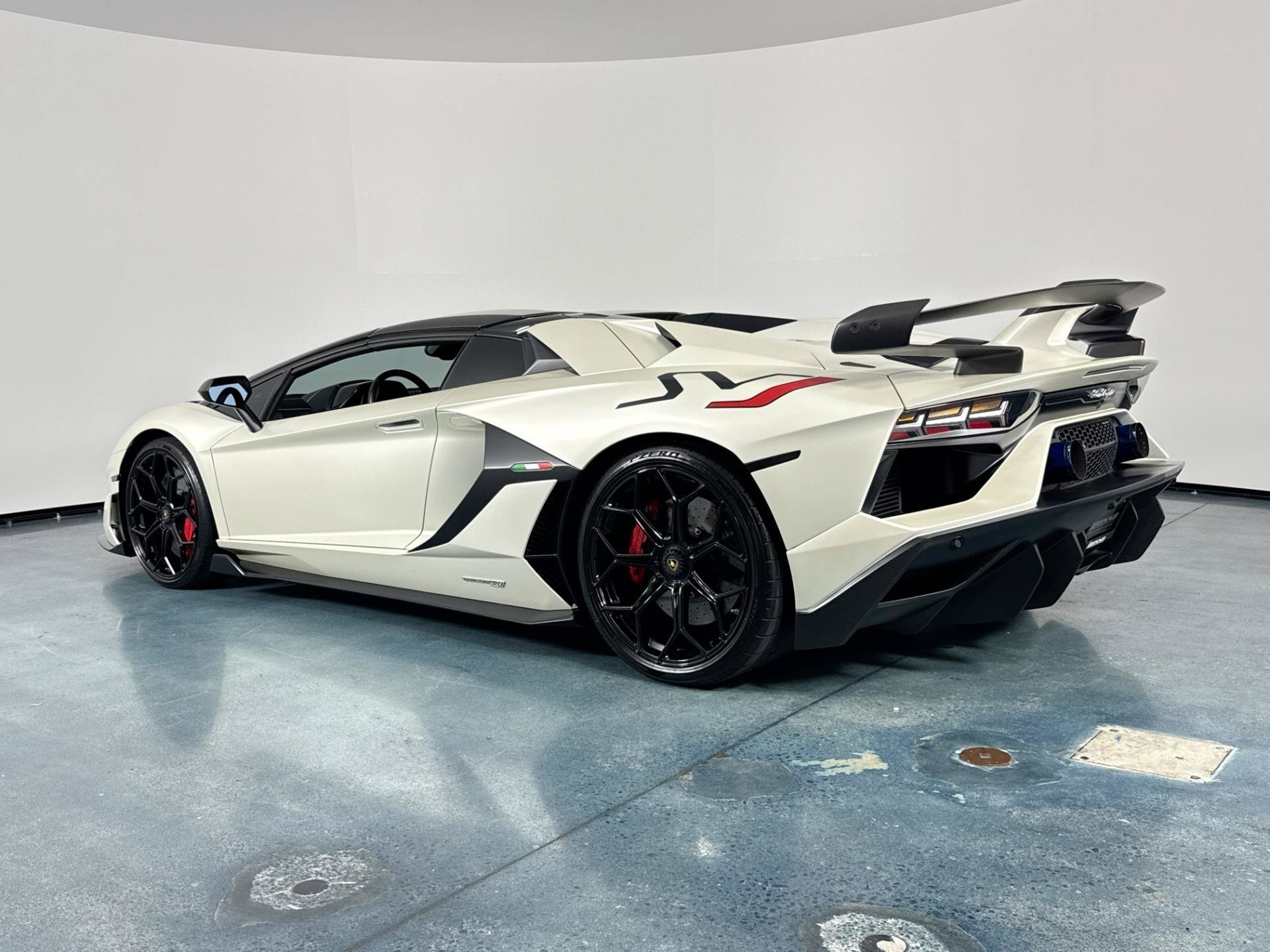 Used 2020 Lamborghini Aventador SVJ AWD/4WD image 14