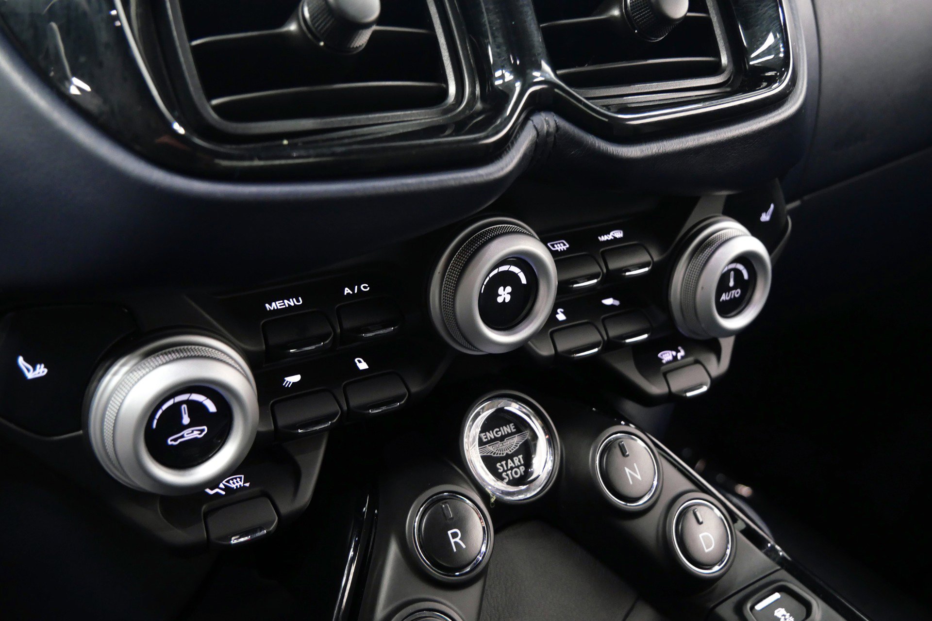 Used 2020 Aston Martin V8 Vantage Coupe image 28