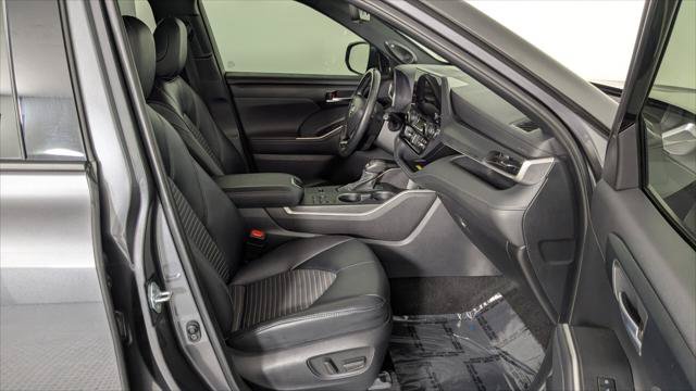 Used 2024 Toyota Highlander XSE FWD image 24