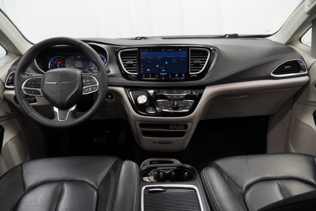 Used 2024 Chrysler Pacifica Limited FWD image 2