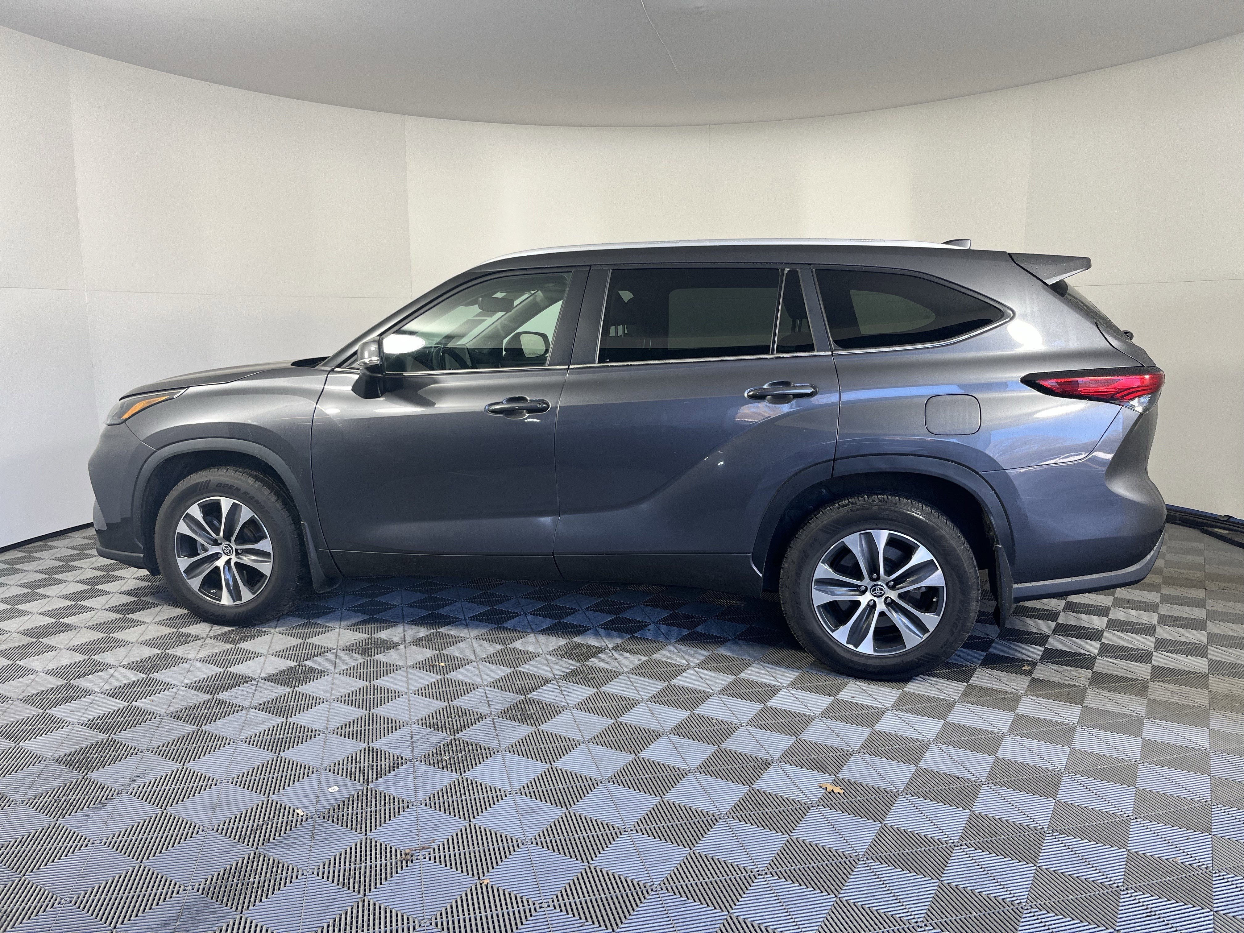 Used 2023 Toyota Highlander XLE video 2
