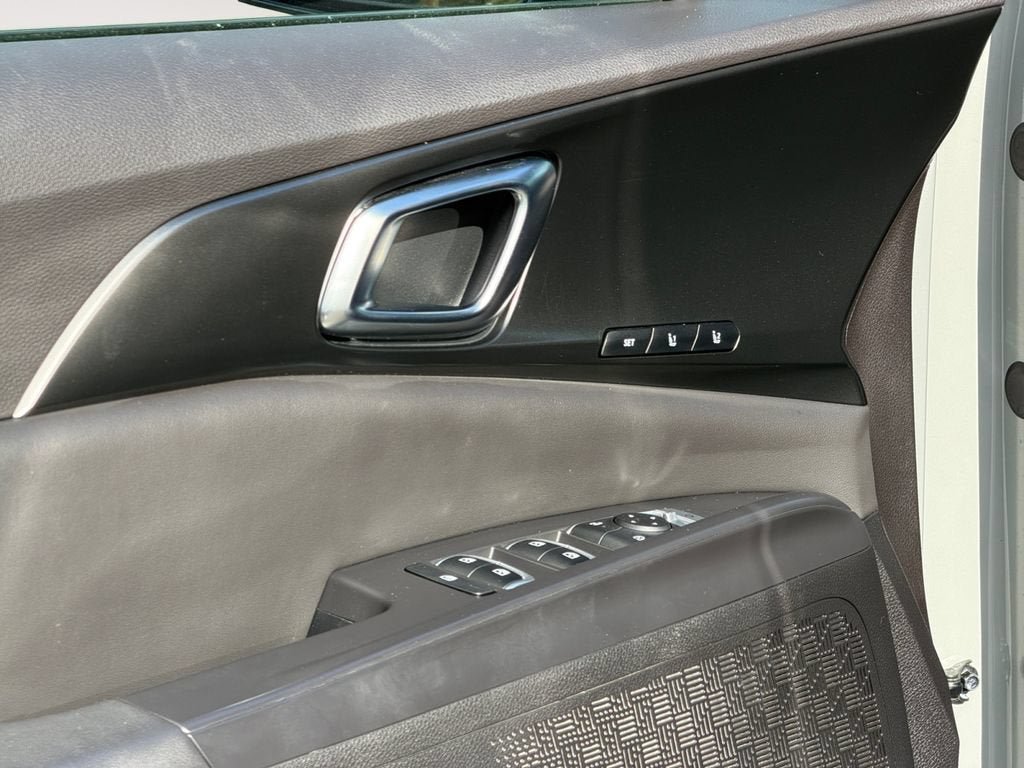 Used 2025 Kia Carnival SX w/ SX Dark Edition Package FWD image 21