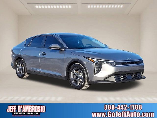 Used 2025 Kia K4 LXS image 1