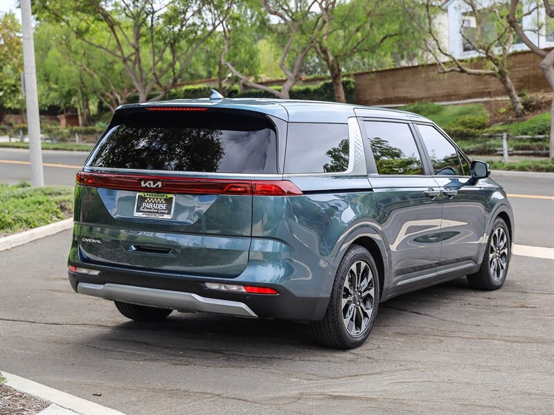 Used 2024 Kia Carnival EX FWD image 5
