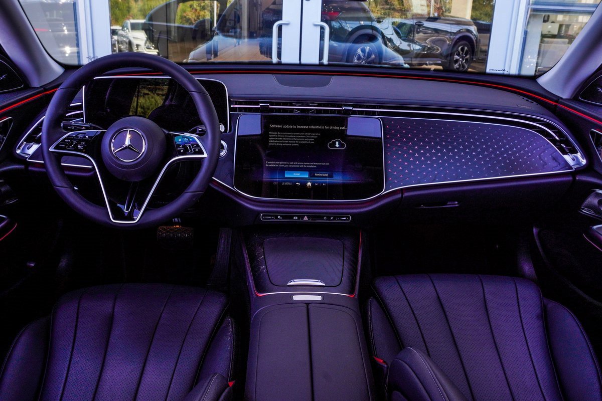 Used 2024 Mercedes-Benz E 350 4MATIC Sedan image 15