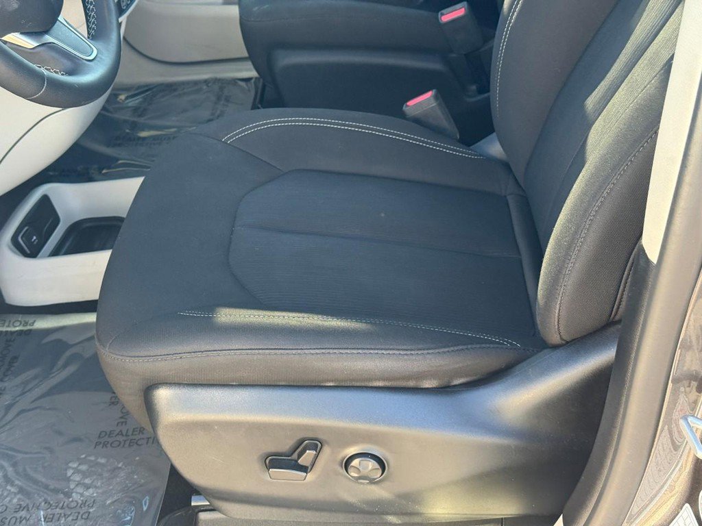 Used 2023 Chrysler Voyager LX image 19