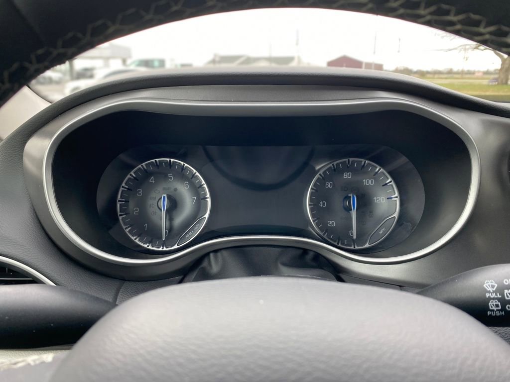 Used 2024 Chrysler Pacifica Touring-L image 30