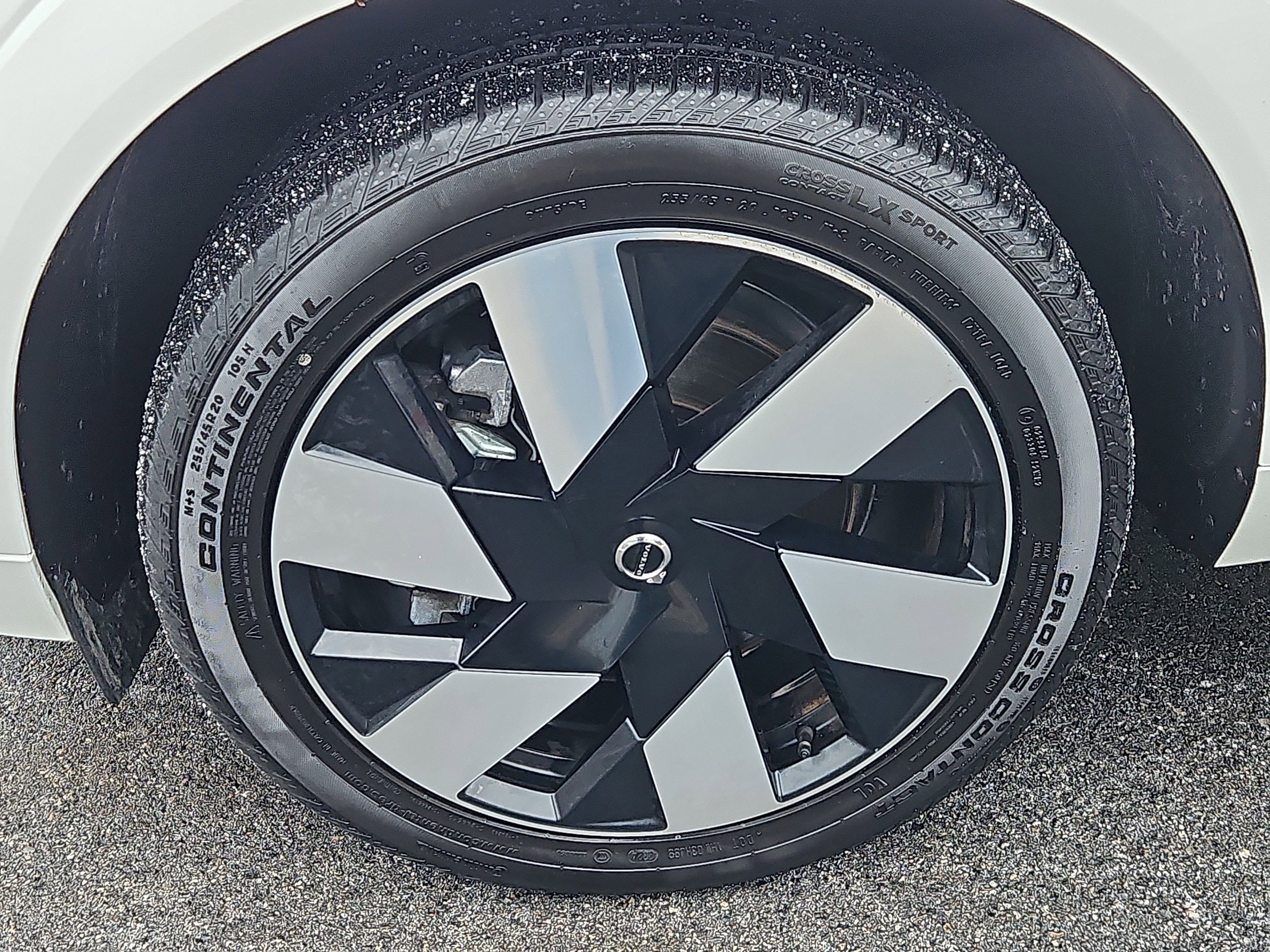 Used 2025 Volvo XC60 T8 Plus w/ Protection Package Premier image 4