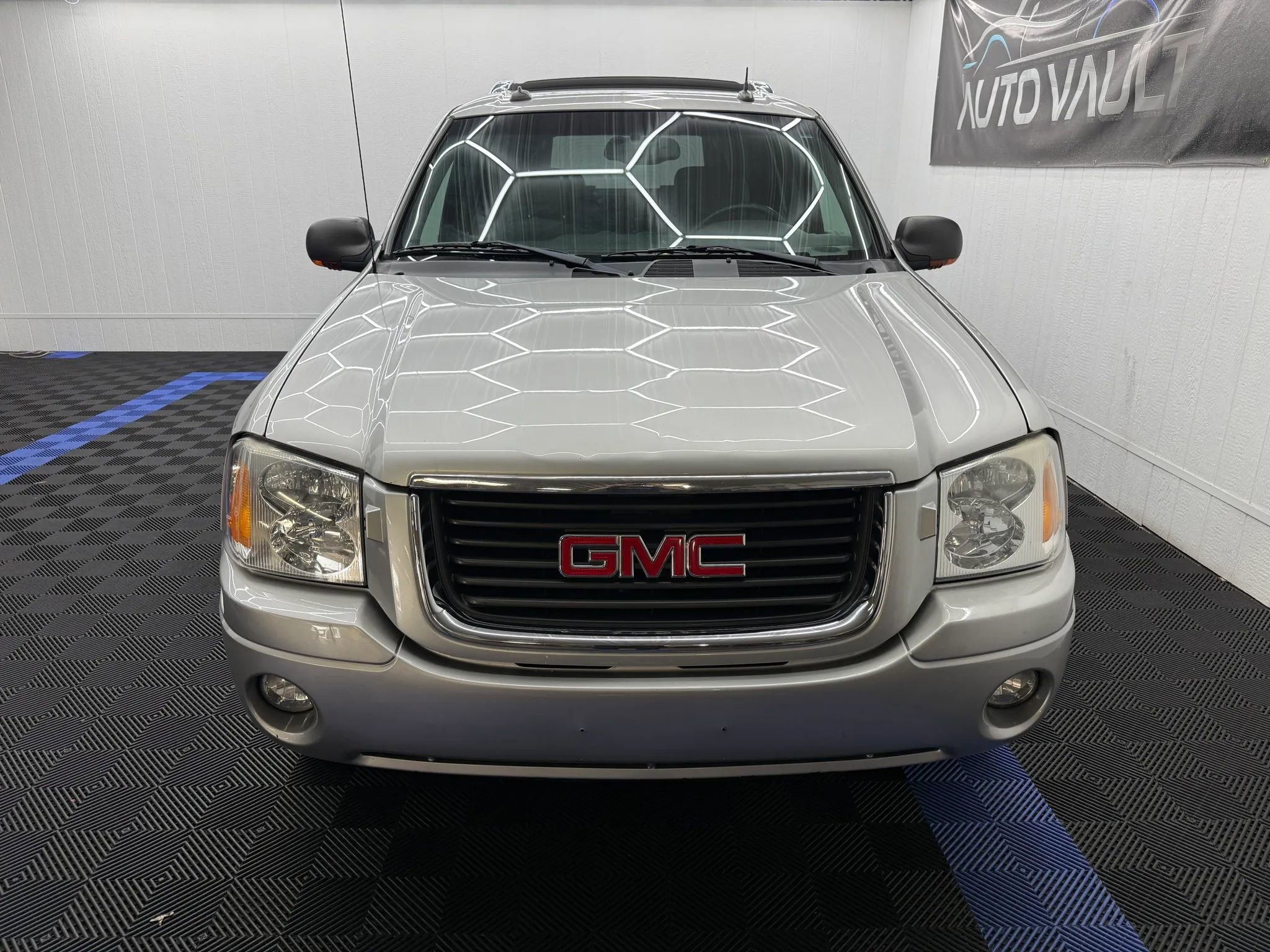 Used 2004 GMC Envoy XUV SLT w/ 1SD Preferred Equipment Group AWD/4WD image 4