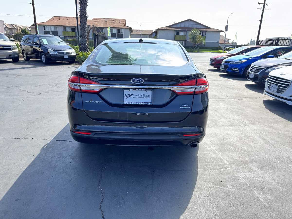 Used 2017 Ford Fusion SE w/ Fusion SE Technology Package FWD image 3