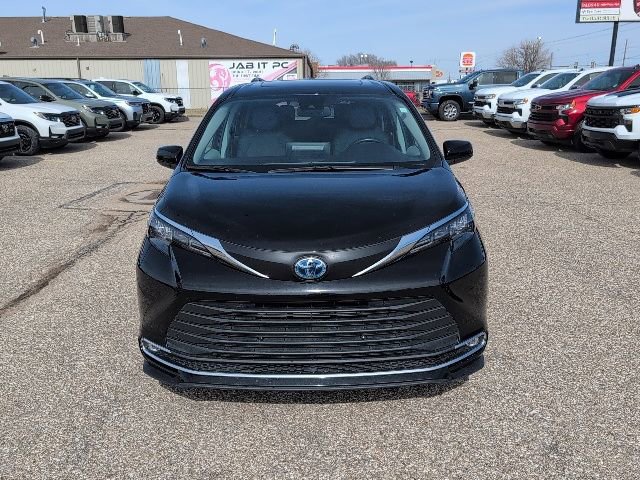 Used 2024 Toyota Sienna XLE image 16