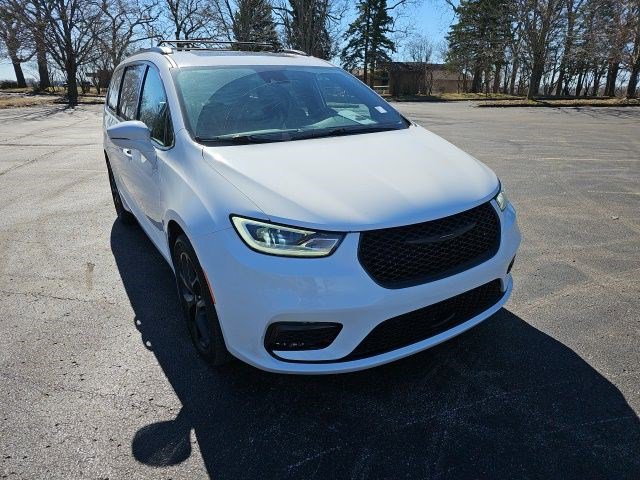Used 2021 Chrysler Pacifica Limited w/ Uconnect Theater Family Group image 8