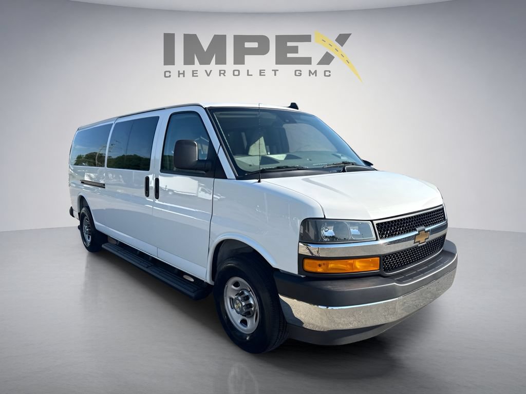 Used 2025 Chevrolet Express 3500 LT w/ LT Preferred Equipment Group RWD image 7