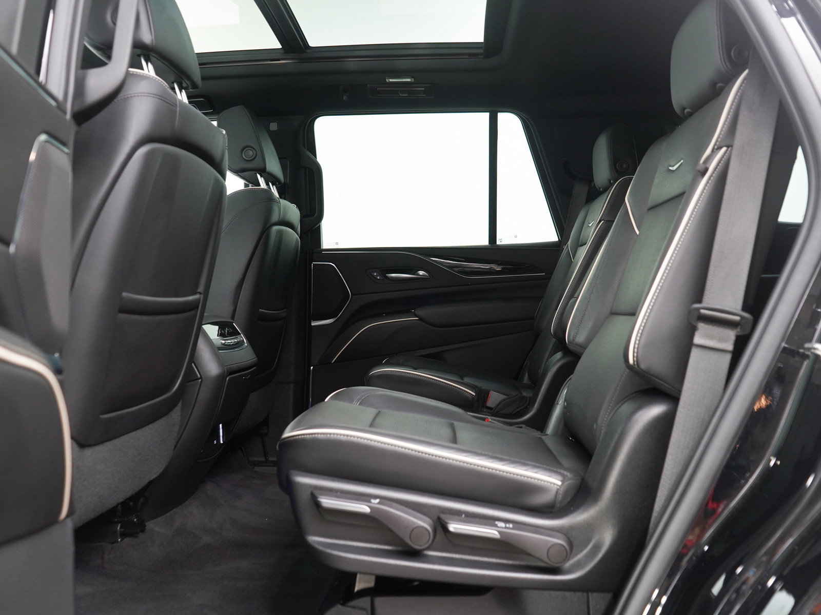 Used 2022 Cadillac Escalade Sport w/ LPO, ONYX Package image 21