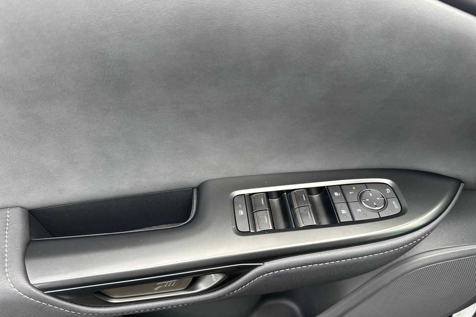 Used 2025 Lexus RZ 300e image 8