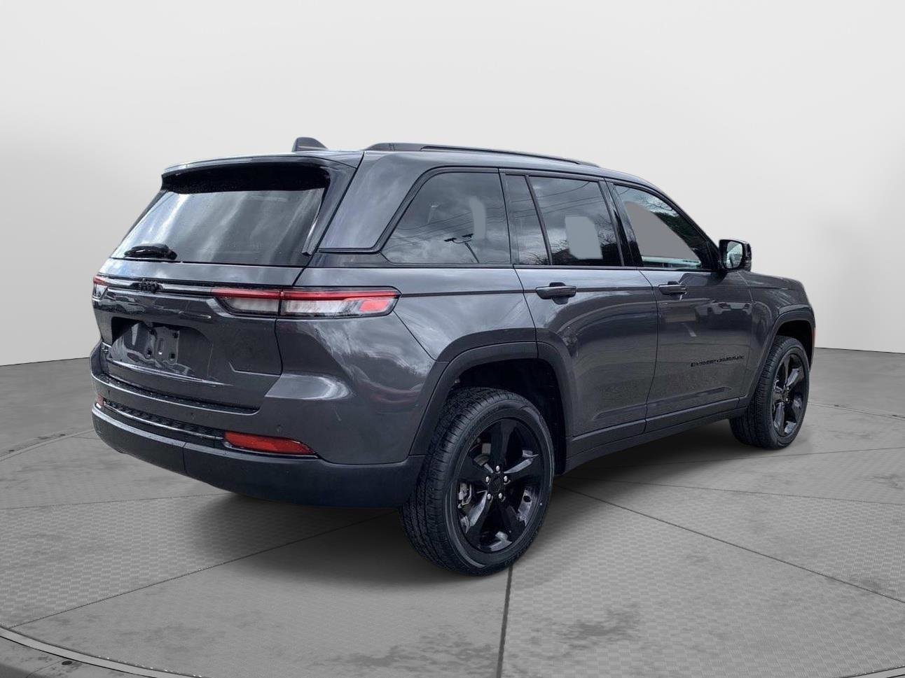 Used 2023 Jeep Grand Cherokee Altitude image 3