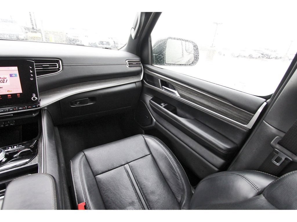 Used 2024 Jeep Wagoneer L Series III w/ Flexible Seating Group AWD/4WD image 10