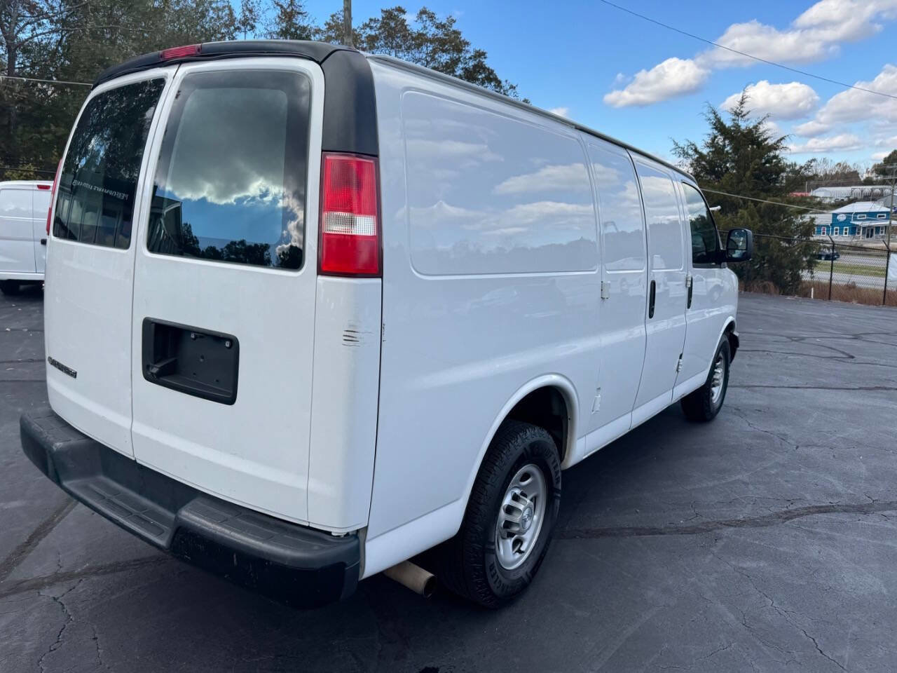 Used 2018 Chevrolet Express 2500 image 5