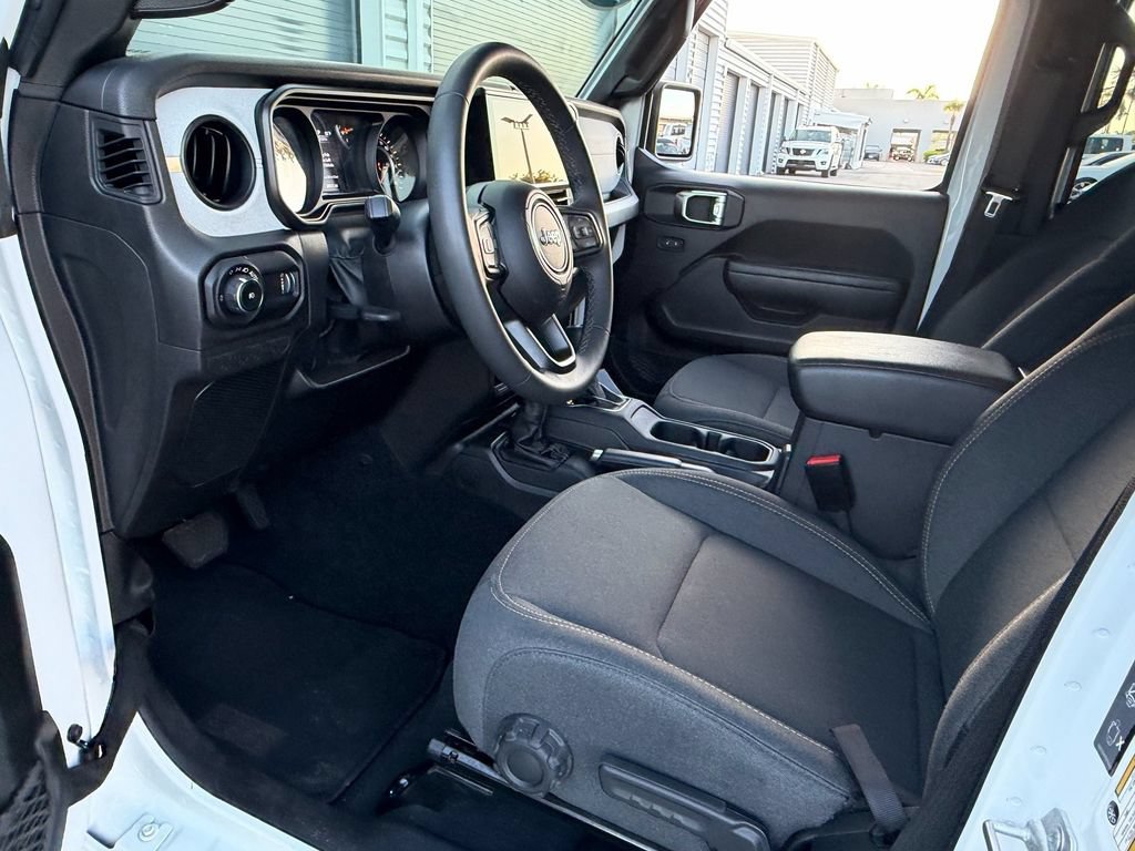 Used 2025 Jeep Wrangler Unlimited Sport AWD/4WD image 12