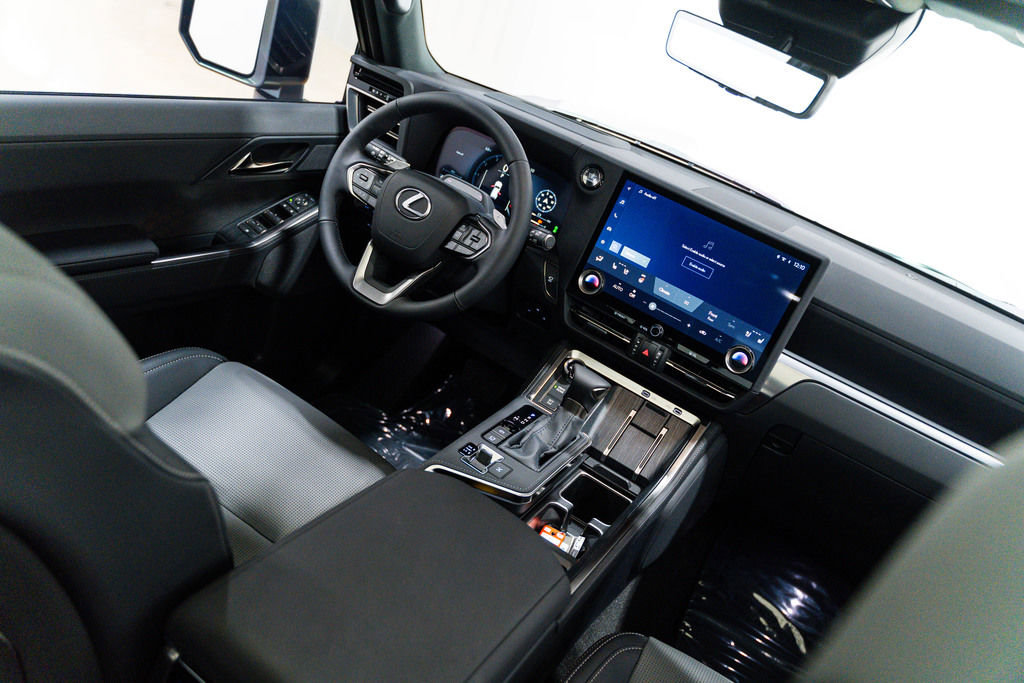 Used 2026 Lexus GX 550 w/ Accessory Package (2T) AWD/4WD image 3