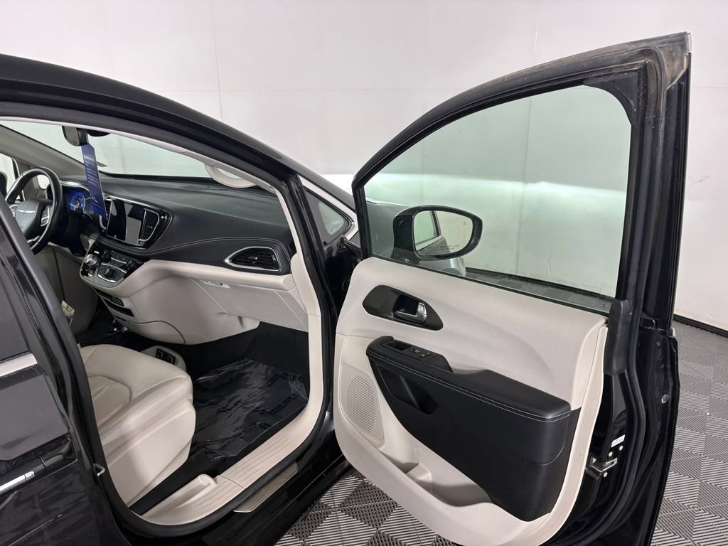 Used 2021 Chrysler Pacifica Touring-L AWD/4WD image 35