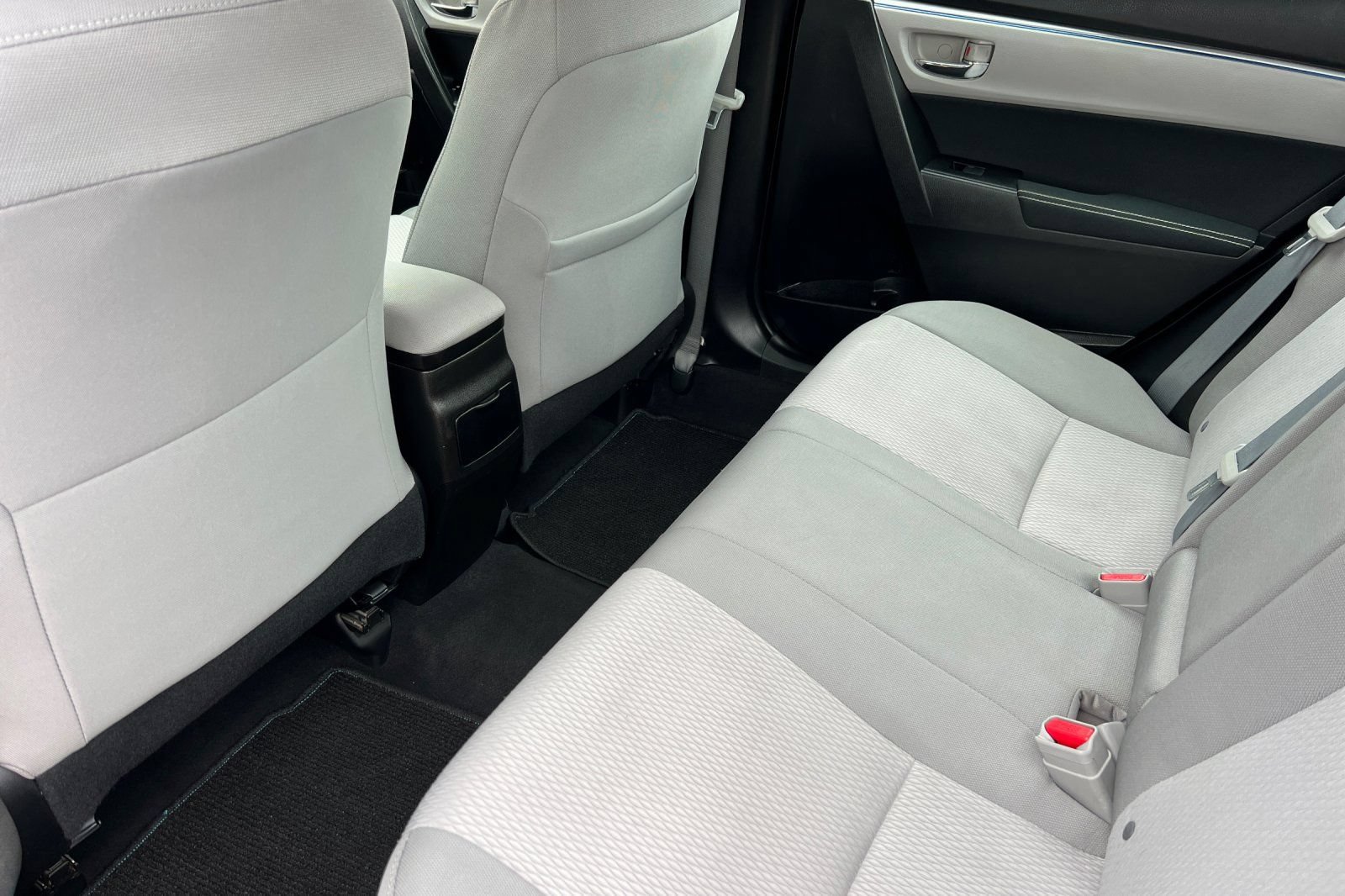 Used 2015 Toyota Corolla LE FWD image 12
