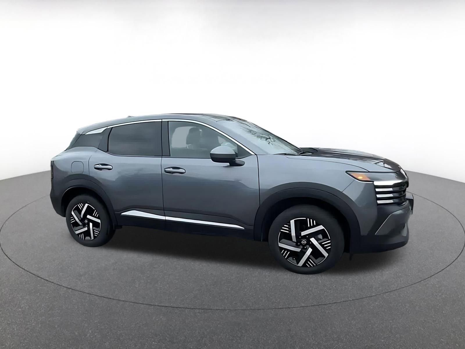 Used 2025 Nissan Kicks SV image 2