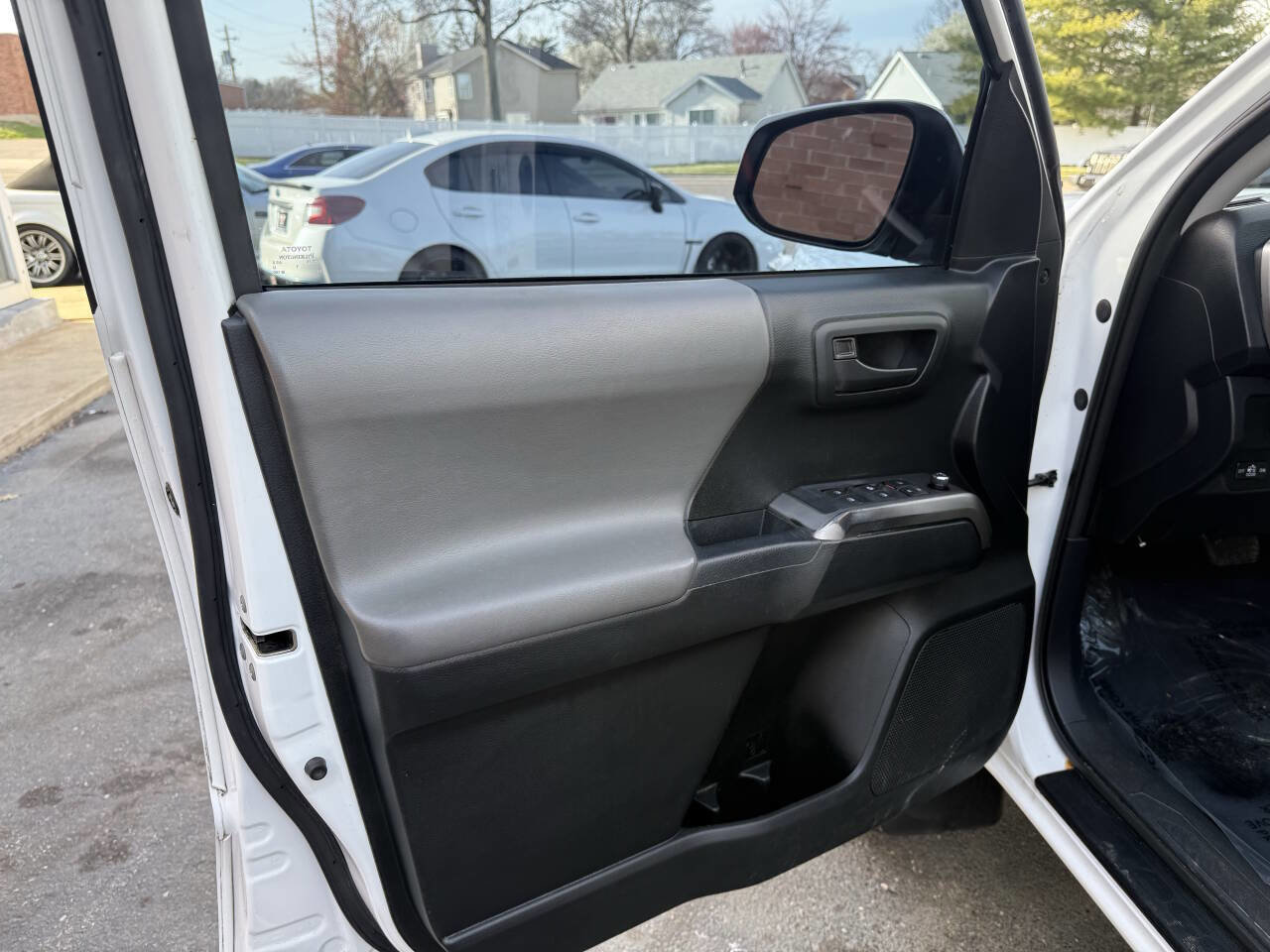 Used 2017 Toyota Tacoma SR5 w/ Exterior Package image 16