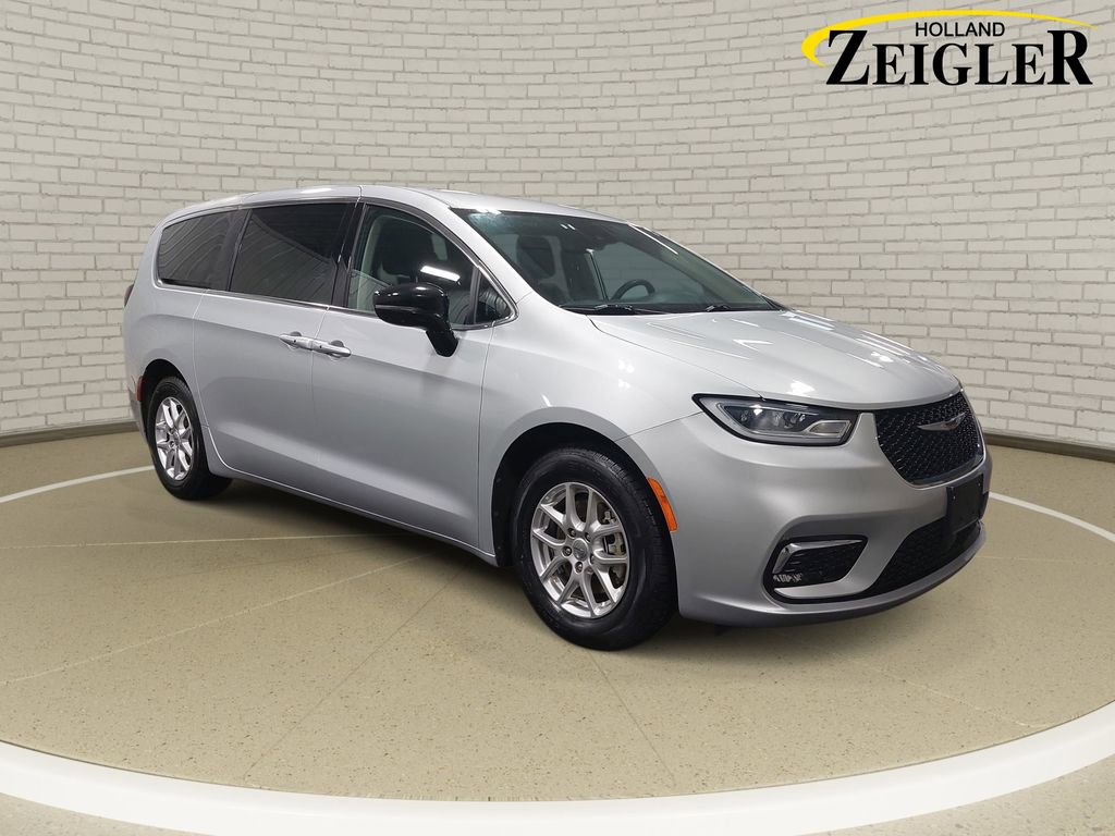 Used 2024 Chrysler Pacifica Touring-L FWD image 3