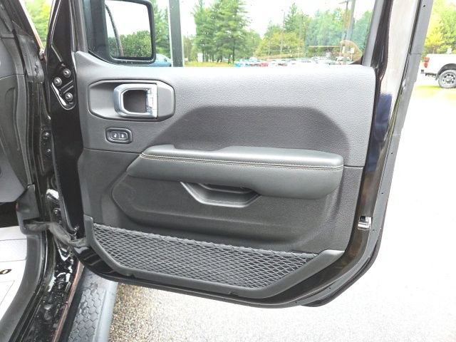 Used 2024 Jeep Wrangler Unlimited Sahara w/ Technology Group AWD/4WD image 54
