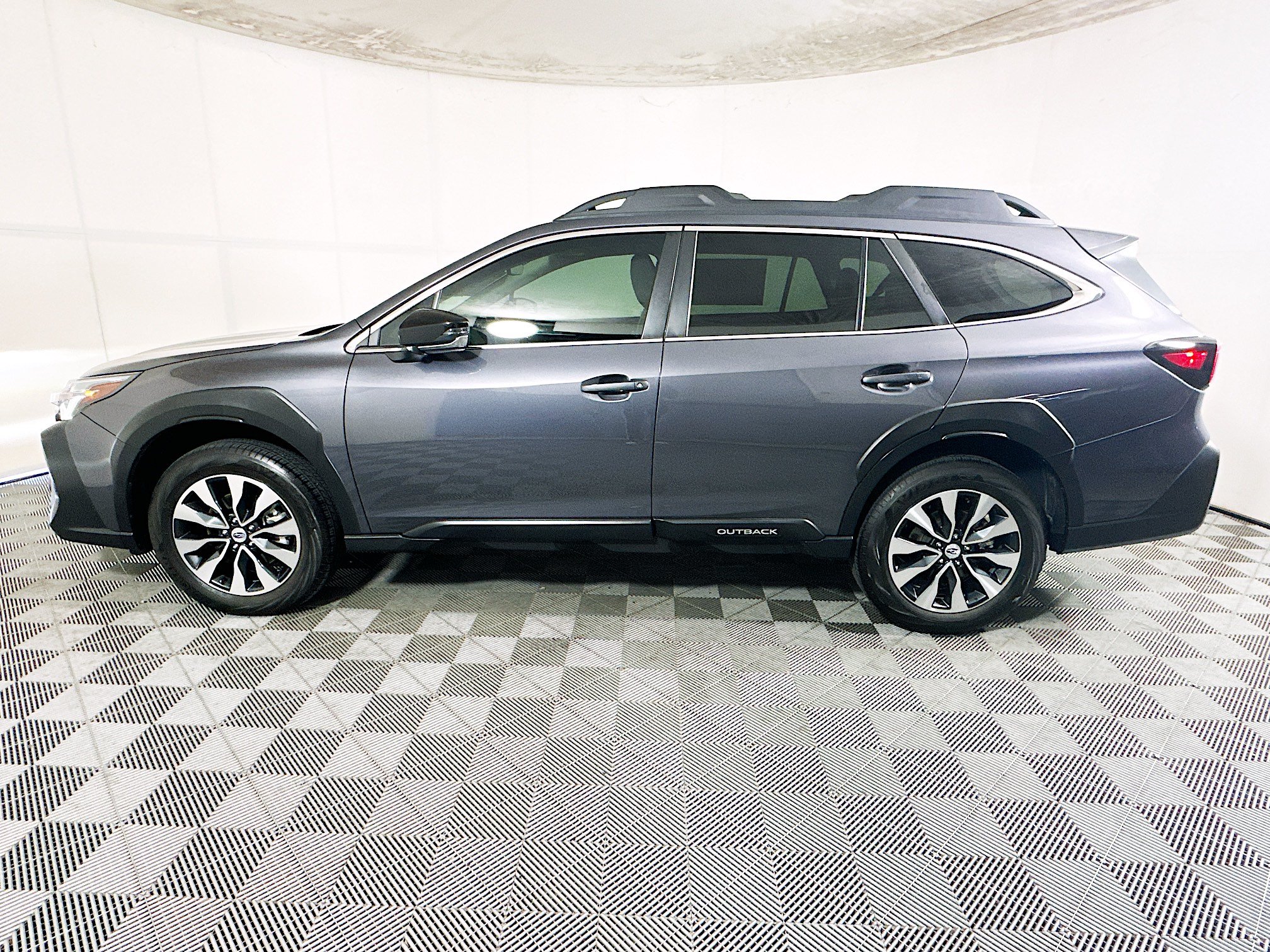Used 2025 Subaru Outback Limited AWD/4WD image 6