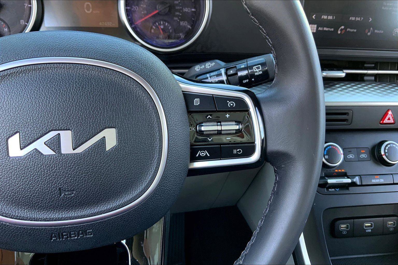 Used 2023 Kia Carnival LX image 18