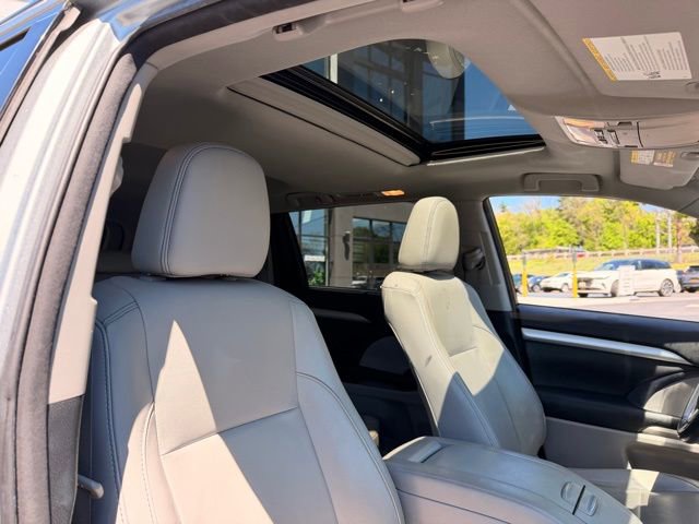 Used 2017 Toyota Highlander XLE AWD/4WD image 4