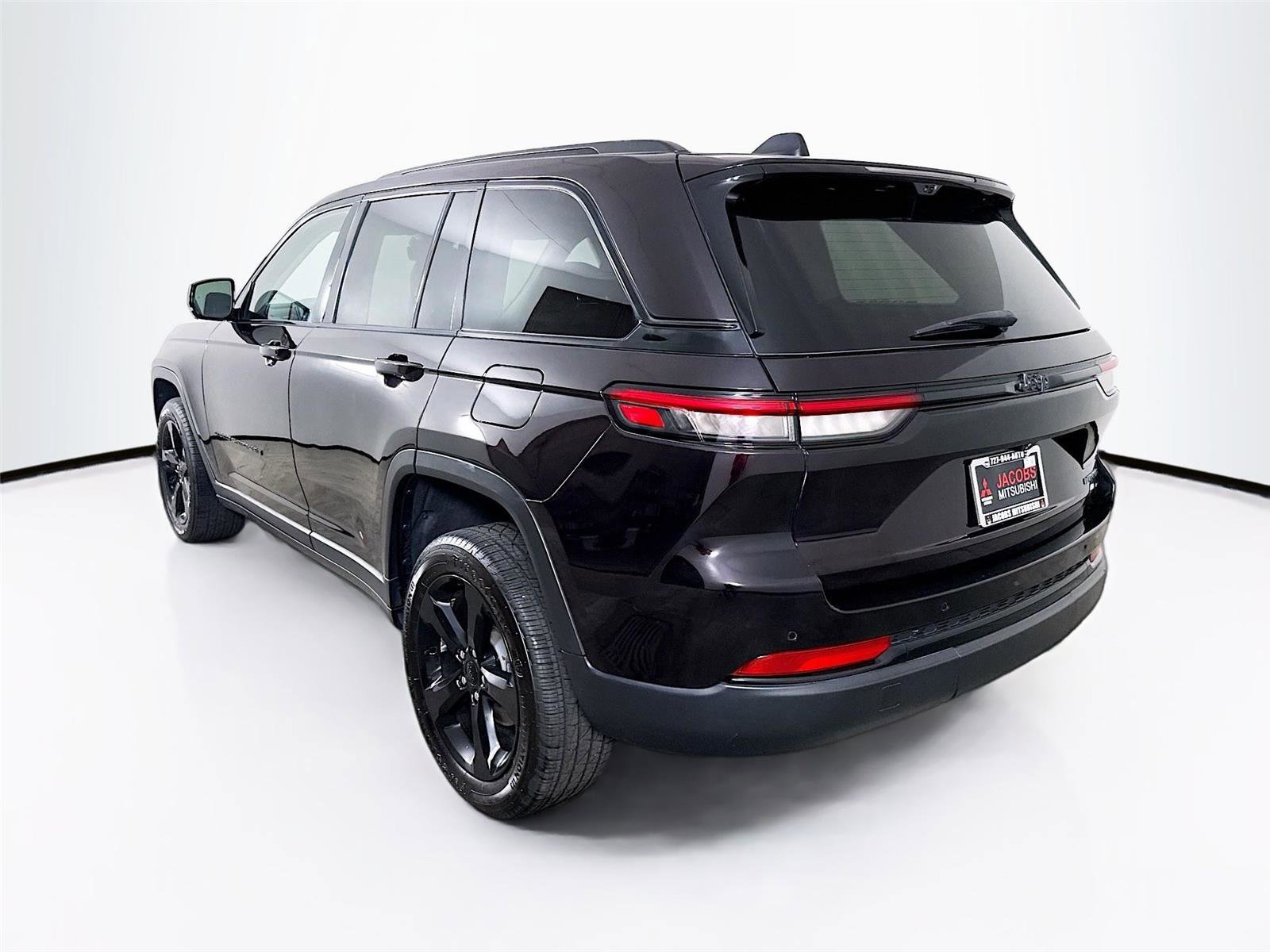 Used 2023 Jeep Grand Cherokee Limited w/ Luxury Tech Group II image 5