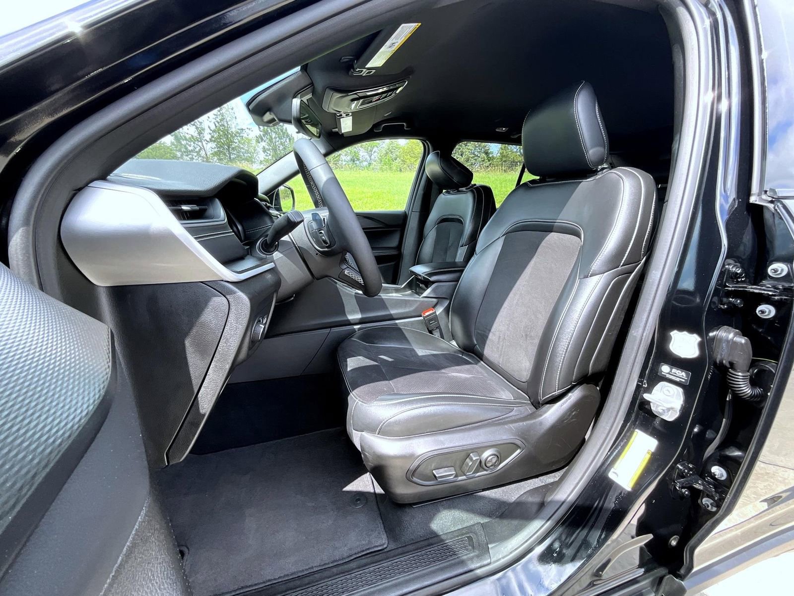 Used 2024 Jeep Grand Cherokee Altitude image 11