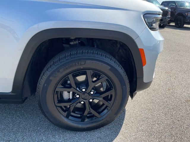 Used 2025 Jeep Grand Cherokee Altitude AWD/4WD image 39