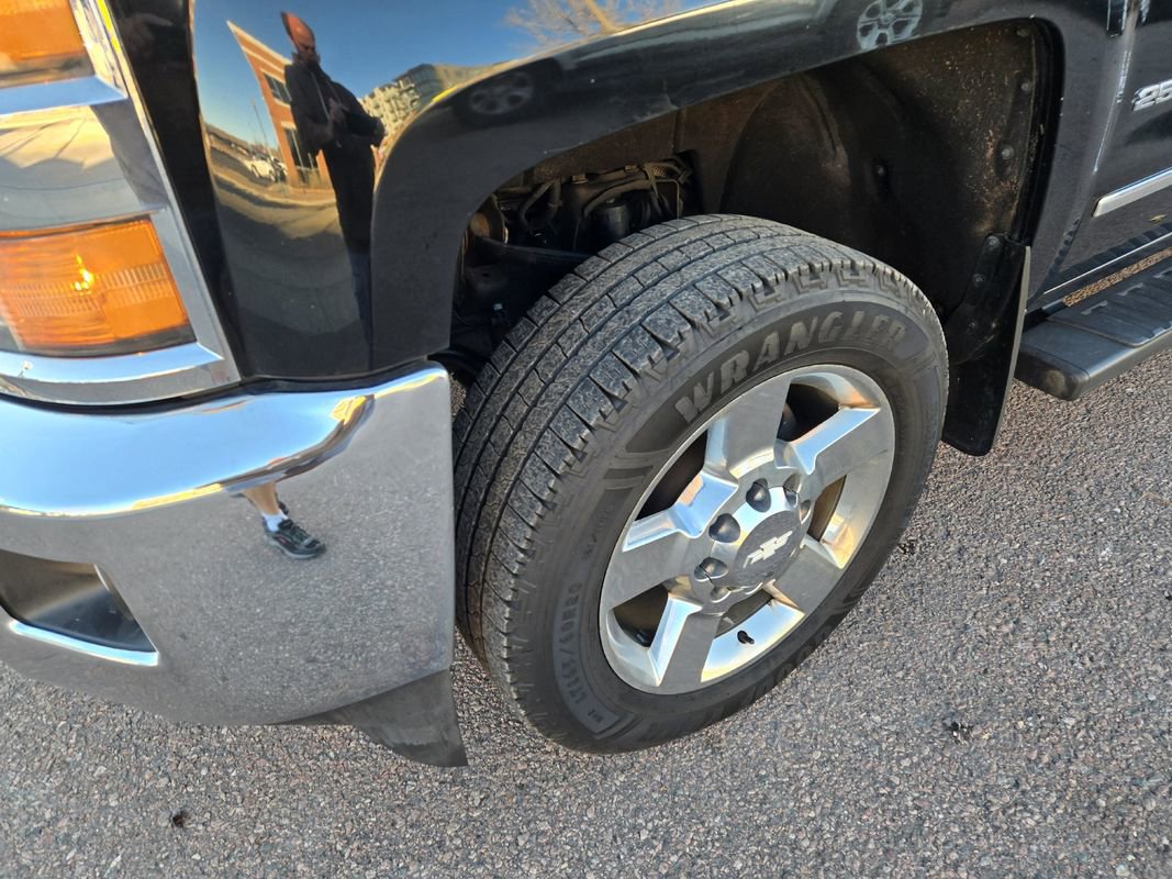 Used 2015 Chevrolet Silverado 2500 LTZ w/ LTZ Plus Package image 4