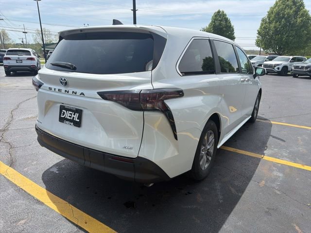 Used 2025 Toyota Sienna XLE AWD/4WD image 6