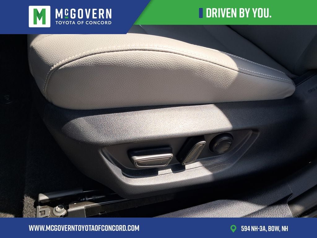 Used 2025 Toyota Camry SE w/ Convenience Package FWD image 14