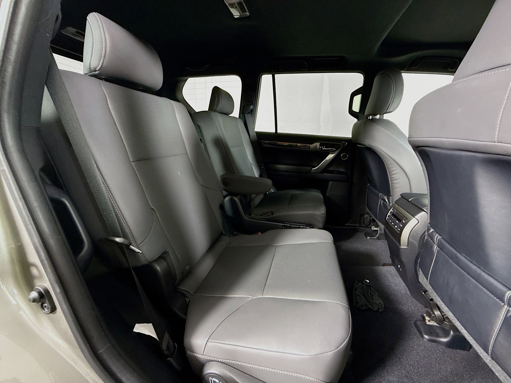 Used 2023 Lexus GX 460 Premium w/ Accessory Package AWD/4WD image 29