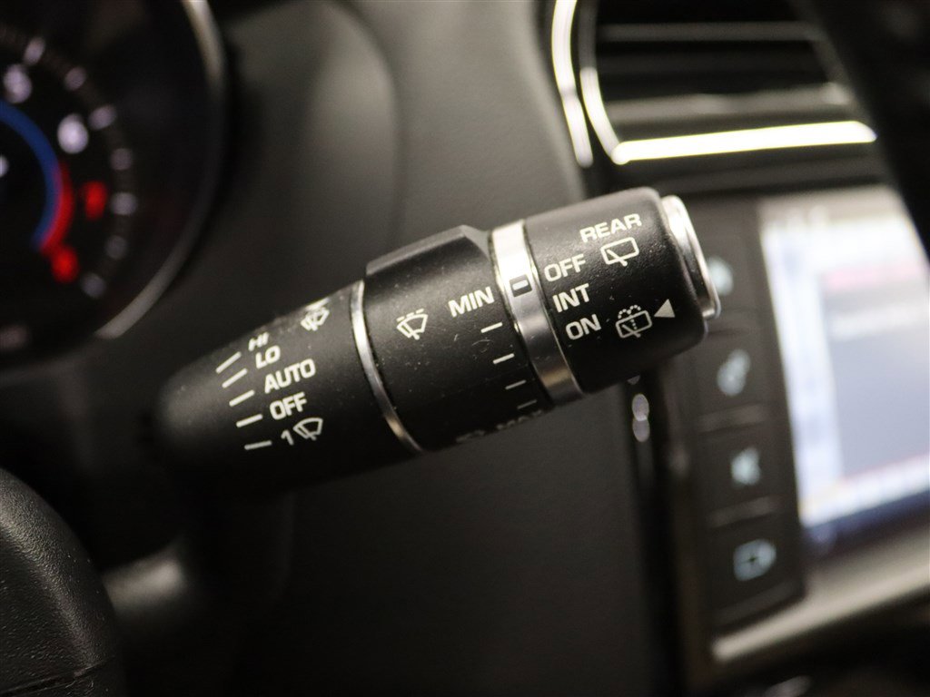 Used 2018 Jaguar F-PACE Premium image 33