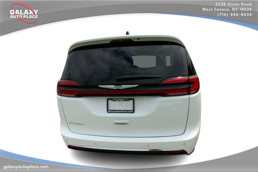 Used 2024 Chrysler Pacifica Touring-L FWD image 6