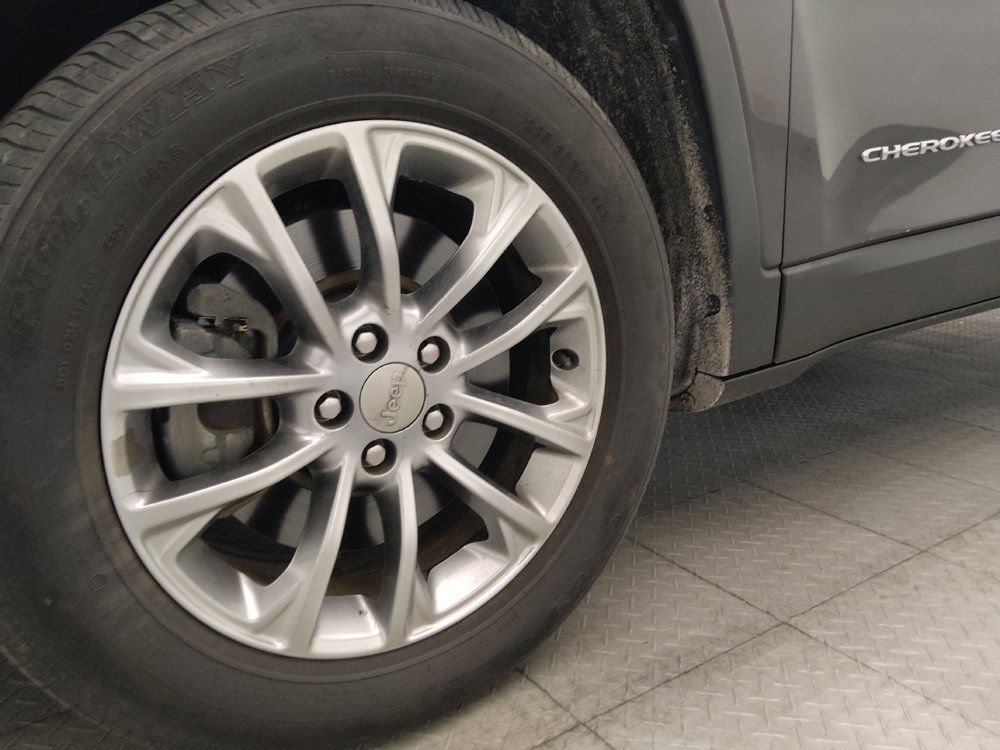 Used 2019 Jeep Cherokee Latitude Plus FWD image 31