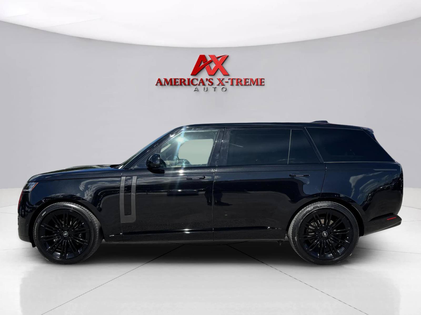 Used 2025 Land Rover Range Rover Long Wheelbase SE AWD/4WD image 2