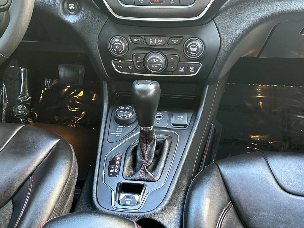 Used 2022 Jeep Cherokee Trailhawk w/ Trailer Tow Group AWD/4WD image 17